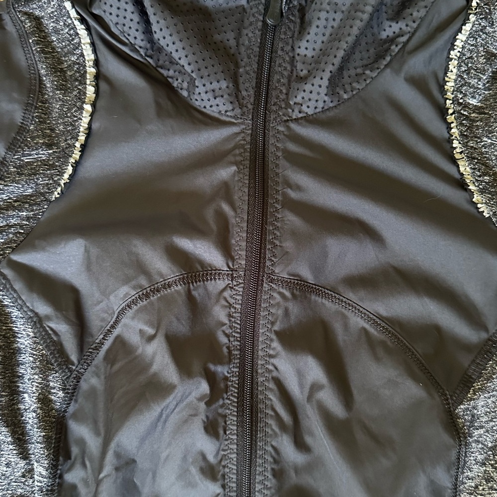 Lululemon Run: Featherweight Hybrid Jacket - Picture 9 of 12